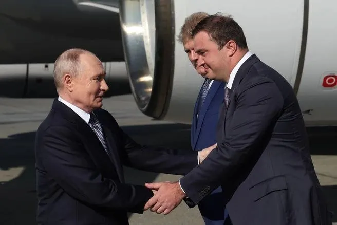На рабочей встрече 25 июля затронули вопросы экономики Омской области, сельского хозяйства, инфраструктурные проекты и помощь участникам СВО; губернатор озвучил обновлённые оценки роста ВРП и изменения в промышленности.