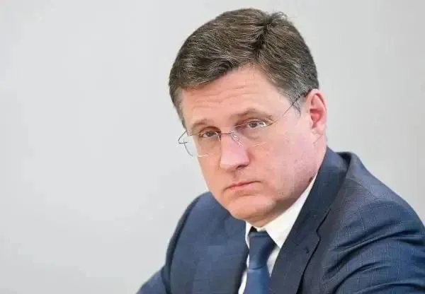 Вице‑премьер заявил, что перебои с бензином появились потому, что нефтеперерабатывающие заводы частично выводятся из строя после попаданий беспилотников; власти отмечают достаточные мощности, но предупреждают о перекупщиках.