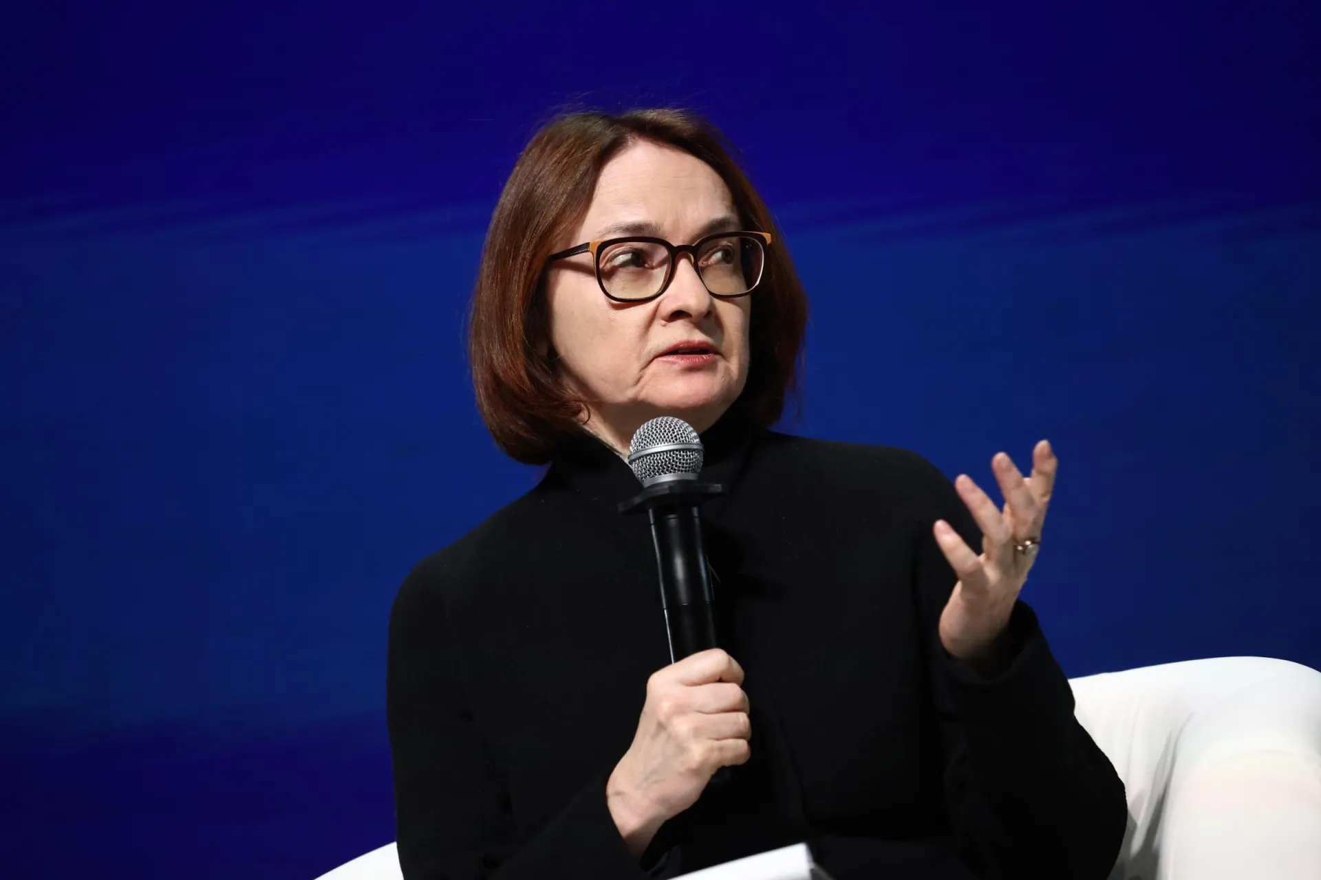 Глава Банка России предупредила, что снижение ключевой ставки сейчас может ускорить инфляцию и подорвать финансовую стабильность, поэтому регулятор осторожно относится к таким решениям.