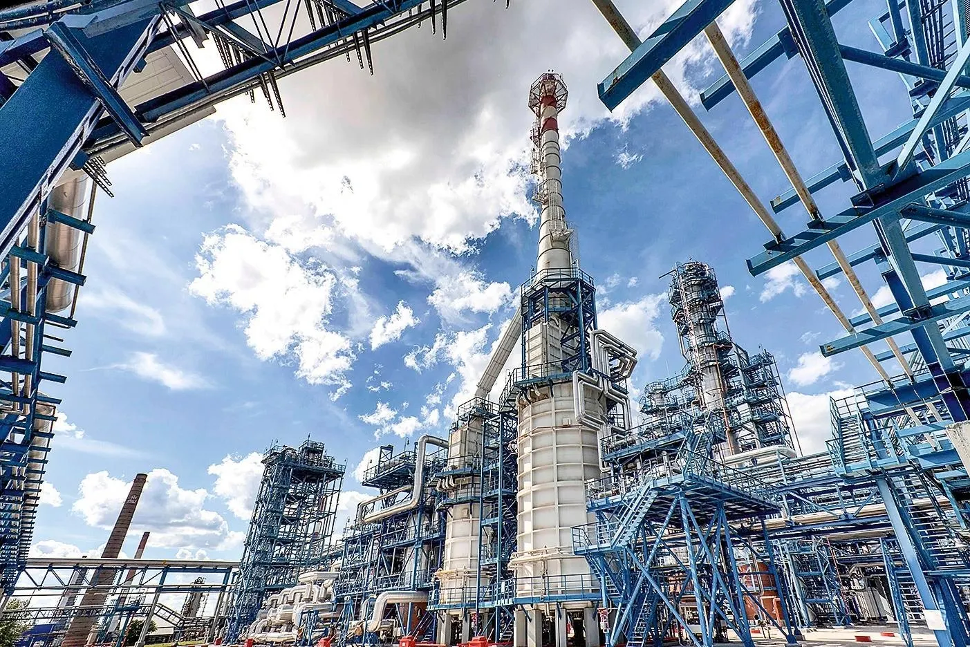 Власти в июне увеличили субсидии нефтепереработчикам более чем в шесть раз — до 210,6 млрд рублей — чтобы компенсировать разницу между внутренними и экспортными ценами, предотвратить дефицит бензина и дизеля и сдержать рост цен.