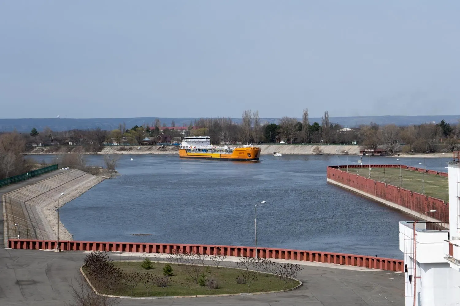 После ударов беспилотников в Азовском море движение по каналу остановлено — это может затронуть до четверти экспорта пшеницы из России и усугубить топливный кризис в Крыму.
