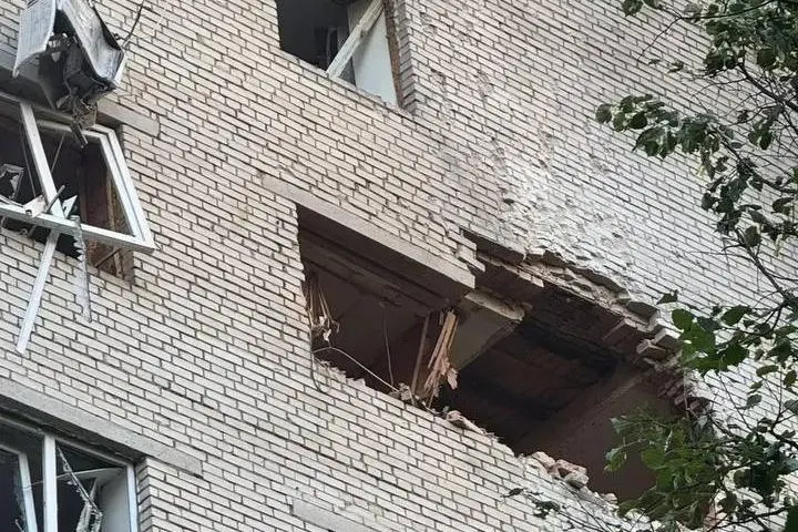 В ночь на 13 июля в посёлке Пионерский Истринского округа упал один из дронов — три человека погибли, ещё пятеро получили ранения, загорелись пять частных домов, сообщил губернатор Московской области.