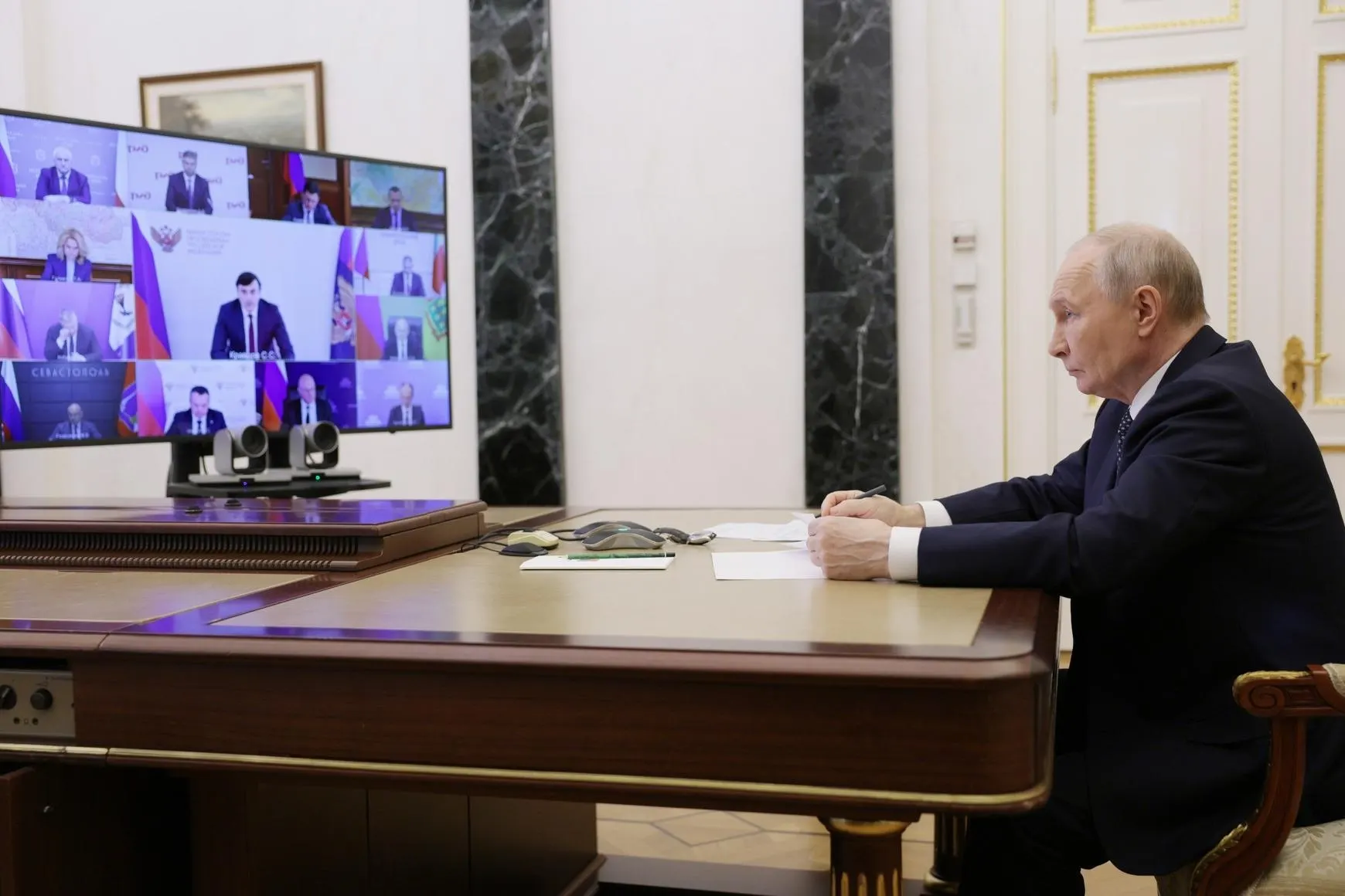 Правительство увеличило загрузку НПЗ, ввело запреты на экспорт топлива и приняло меры по доставке горючего в регионы; проблемы с поставками сохранились, в ряде регионов фиксируется дефицит.