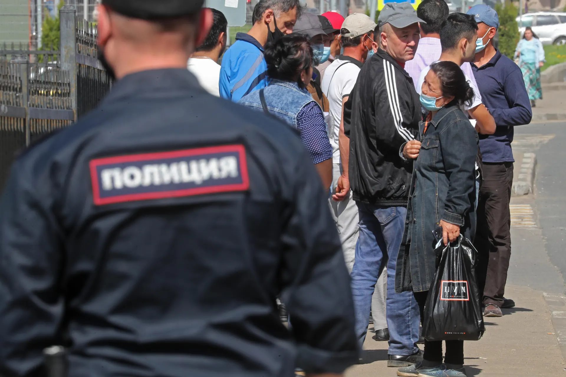 В поправках ко второму чтению законопроекта предлагают включить в перечень оснований для обязательной депортации дискриминацию и неповиновение законному требованию пограничника. Поправки уже получили одобрение в правительстве.