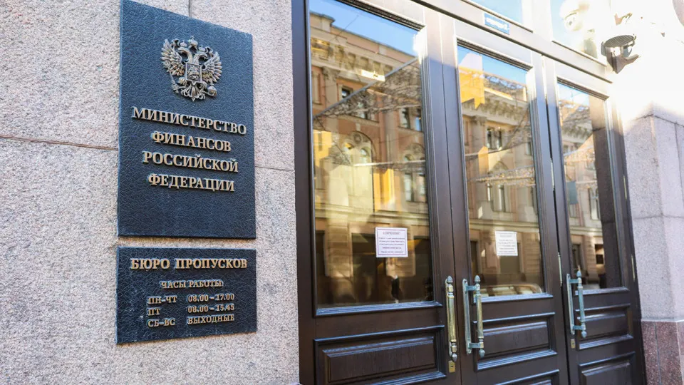Аналитики отмечают, что после 2022 года федеральный бюджет опирается всё больше на заимствования: госдолг и расходы на его обслуживание существенно выросли, что создаёт долгосрочные риски для финансовой устойчивости.