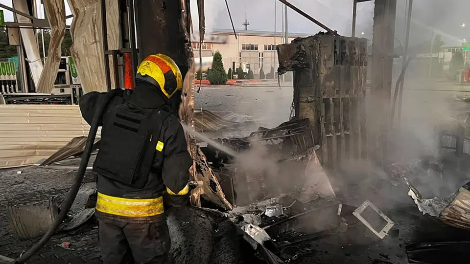 Ночью 1 июля беспилотники атаковали объекты в Днепропетровской области: повреждены пять автозаправок, одна женщина погибла, трое ранены. Одновременно в России фиксируют серьёзный дефицит бензина и резкий рост цен.