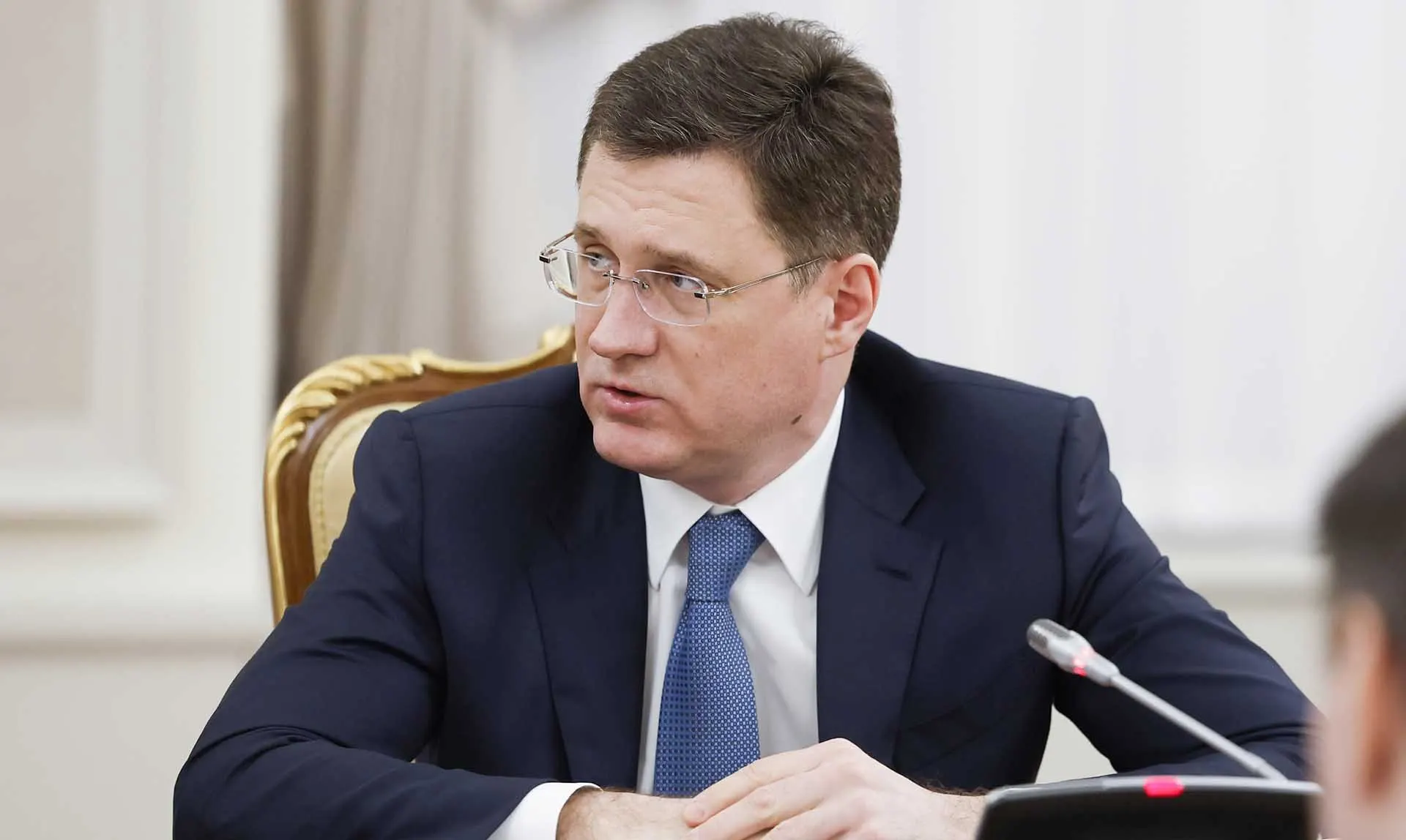 Заместитель председателя правительства заявил, что дефициты топлива носят локальный характер и оперативно устраняются; в отдельных регионах вводят режимы повышенной готовности, а дефицит был отмечен после ударов по объектам нефтяной отрасли.