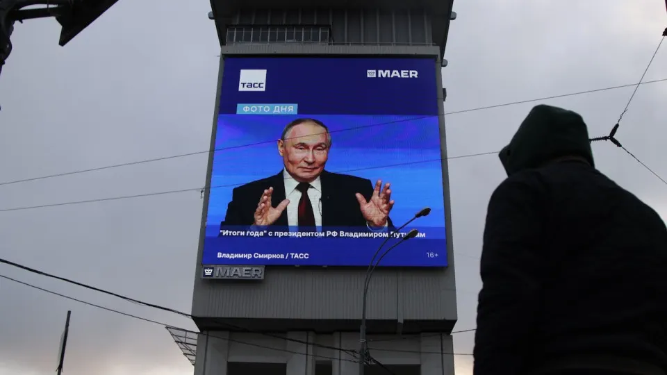 По оценкам Минэкономразвития, ВВП страны вырос на 0,3% в первом полугодии 2026 года; замедление связано с падением в гражданских отраслях и исчерпанием роста военного сектора.