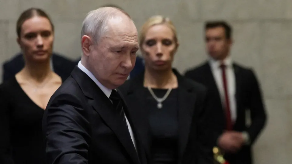 По данным источников, российское руководство склоняется к наращиванию операции на Донбассе несмотря на призывы к прекращению боевых действий и предупреждения о серьёзных экономических и бюджетных рисках; это может привести к новой мобилизации и расширению ударов.