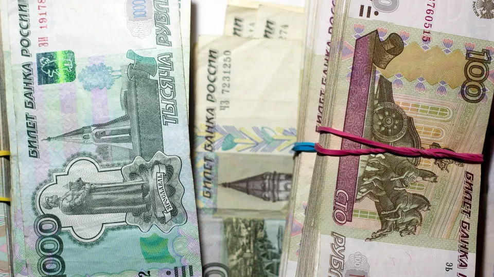 В первой половине июля объём наличных в обращении резко вырос — банки теряют средства, Центробанк наращивает поддержку через репо, эксперты предупреждают о рисках для стабильности банковской системы.