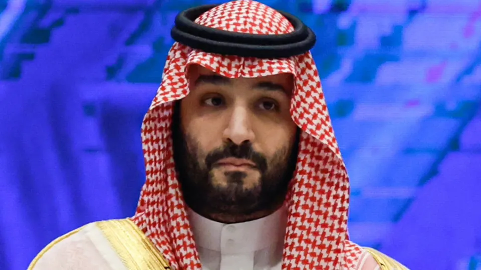 Рияд уменьшил официальную отгрузочную цену Arab Light на $11 за баррель и впервые с 2020 года предложил нефть с дисконтной ставкой к региональным бенчмаркам; это усилило падение мировых котировок и давление на российский Urals.