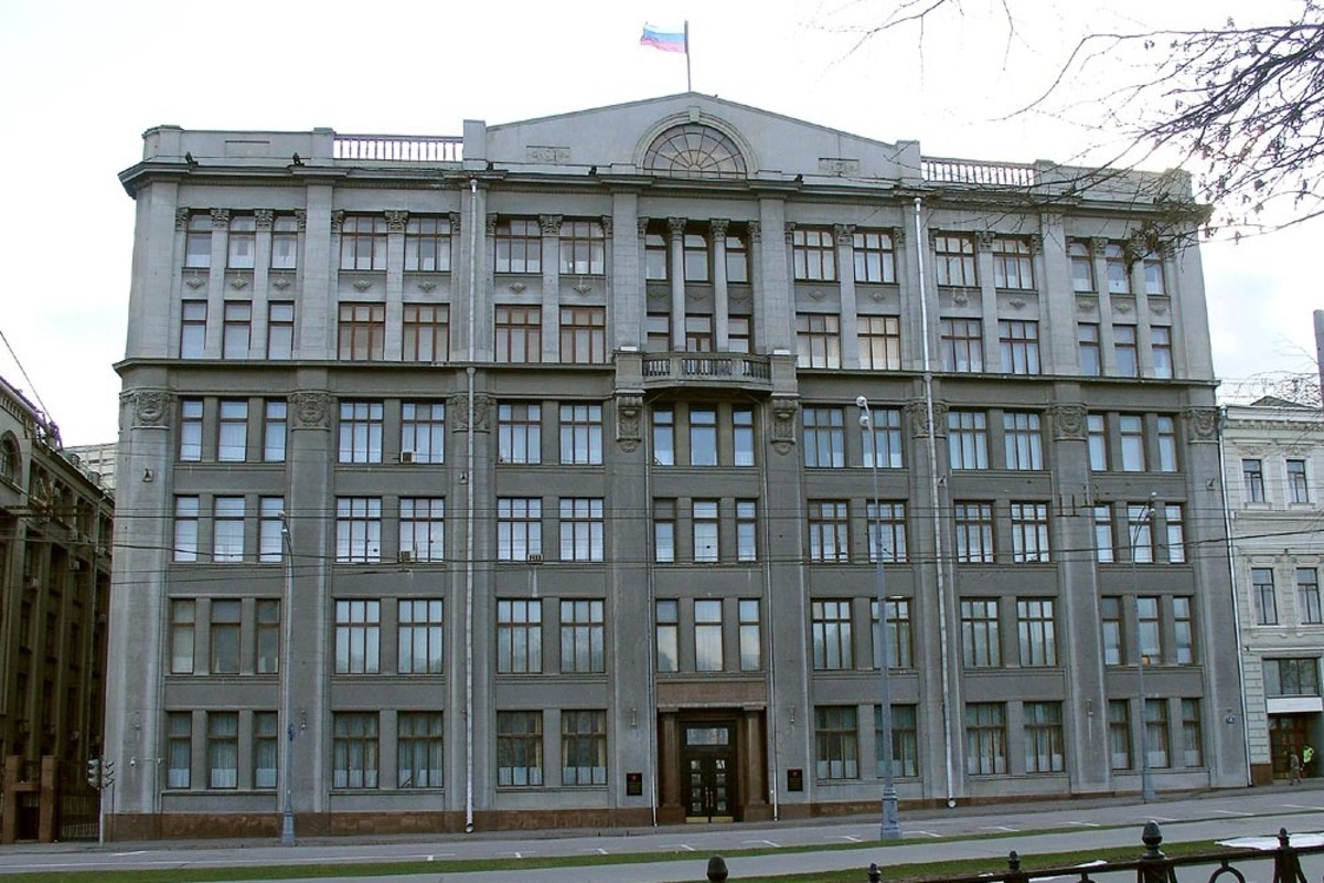 Администрация президента якобы рекомендовала крупным провластным медиа и каналам в Telegram избегать публикаций с изображениями последствий ударов ВСУ по российской территории и вместо этого демонстрировать результаты российских ударов по Украине, сообщают собеседники в СМИ.