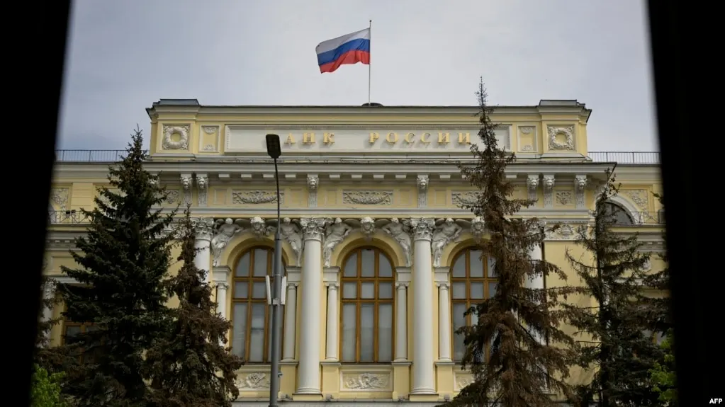 Центробанк России расширил перечень криптовалют, доступных для торговли на биржах: Bitcoin, Ethereum и USDT. Новые правила предусматривают лимиты для неквалифицированных инвесторов и требование прохождения тестирования перед сделками; закон о цифровых валютах вступит в силу в 2026 году.