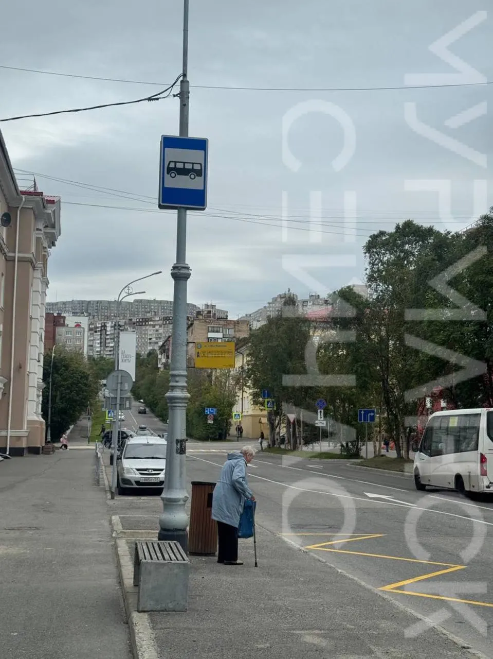 Пожилая мурманчанка ждала на остановке автобус №29; ремонт теплотрассы вынудил частично изменить схему движения, позже она была пересажена на нужный маршрут.