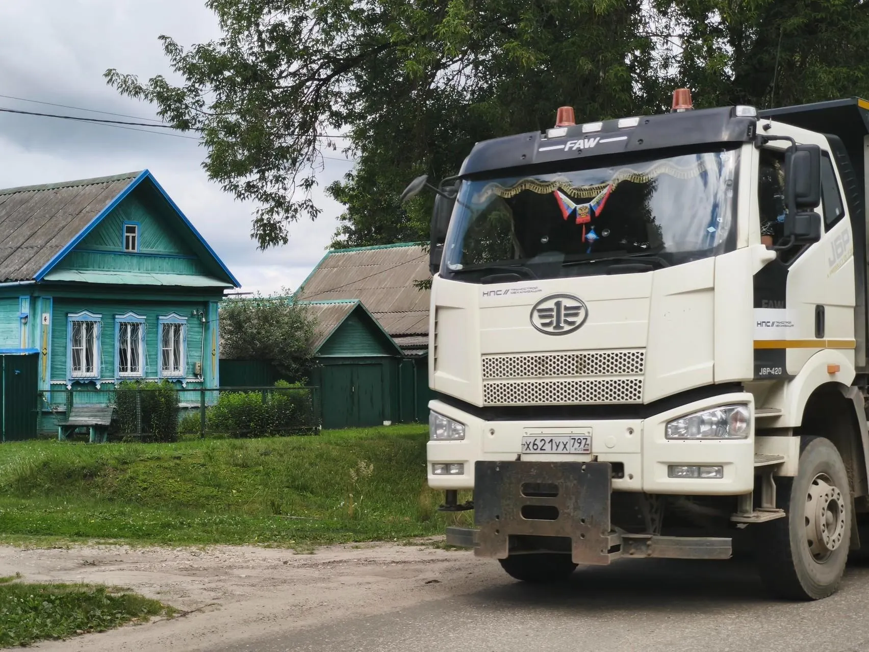 Деревни на маршруте Москва — Санкт-Петербург сталкиваются с изъятием жилья и близким соседством поездов и грузовиков.