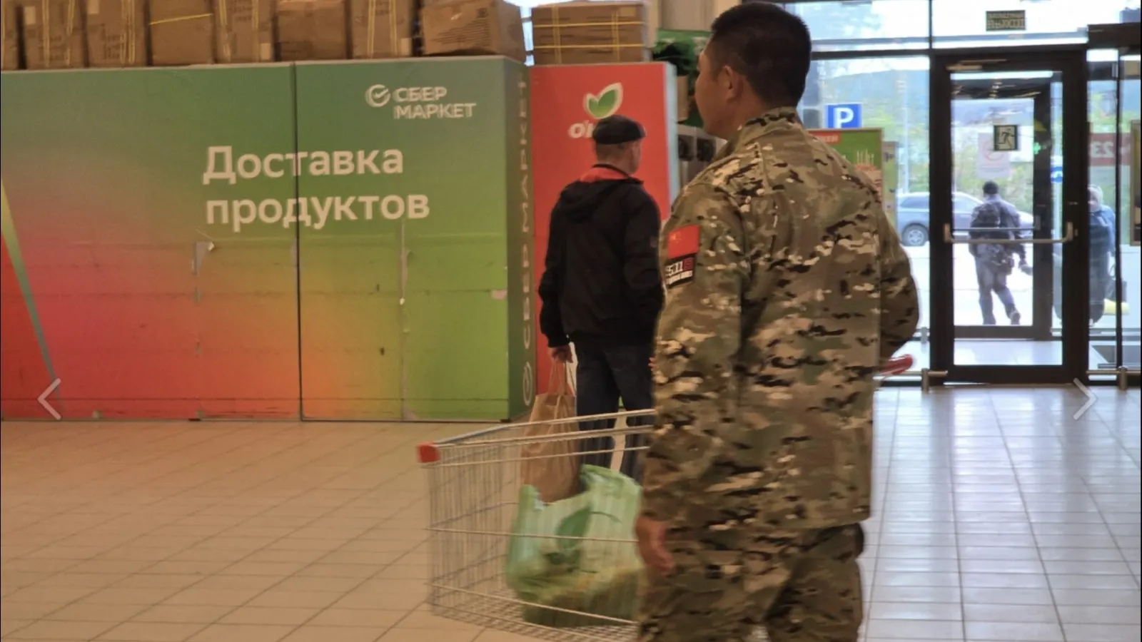 В Мурманске зафиксировано массовое присутствие иностранцев в камуфляжной форме; мигранты обращаются в паспортно‑визовый сервис МВД для оформления патентов на работу, что связано с масштабными промышленными проектами в регионе.