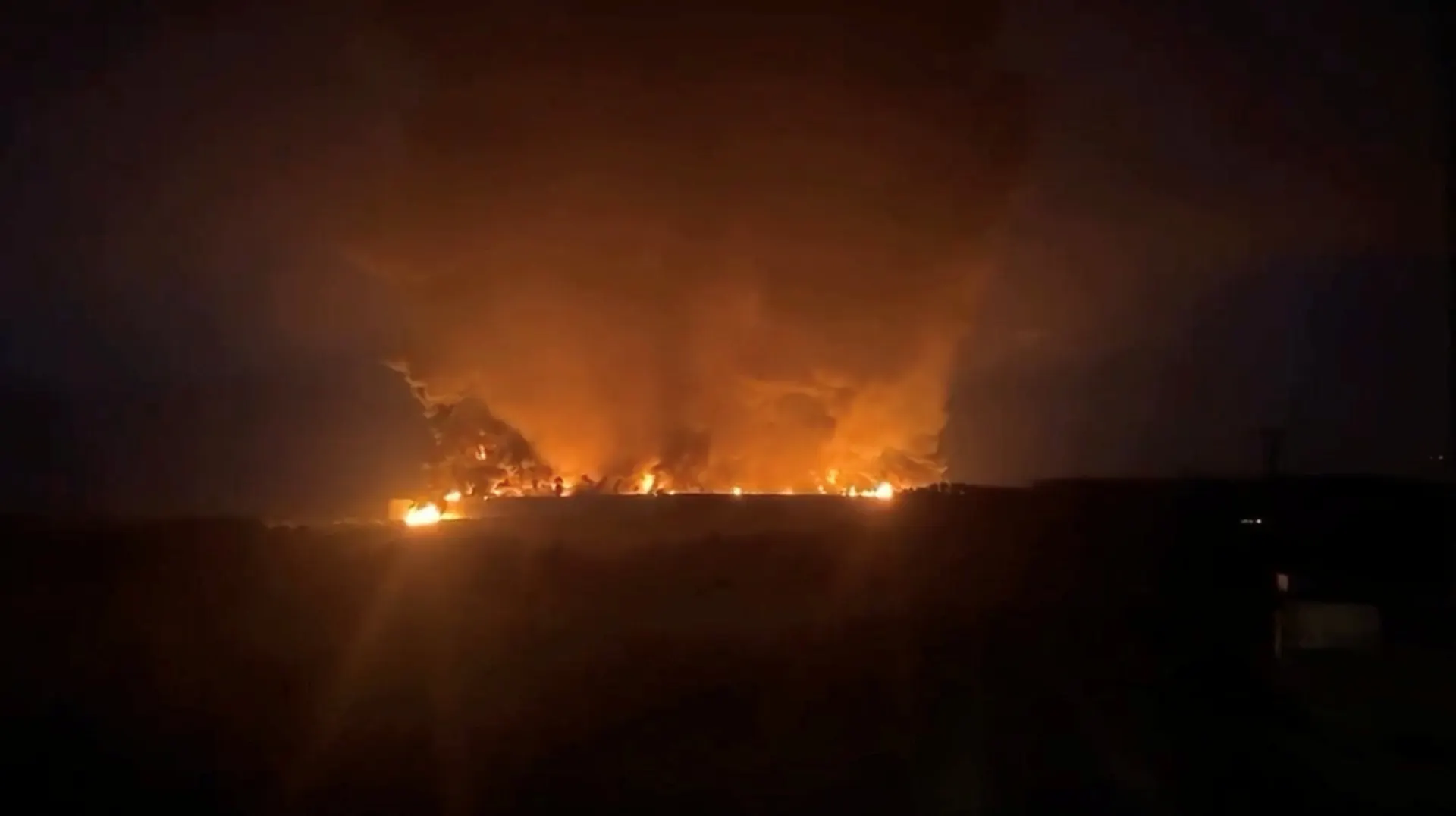 Украинские беспилотники атаковали сортировочные центры Wildberries в Тульской области и зафиксировали пожары и повреждения в нескольких регионах; компания временно приостанавливает работу части складских мощностей.