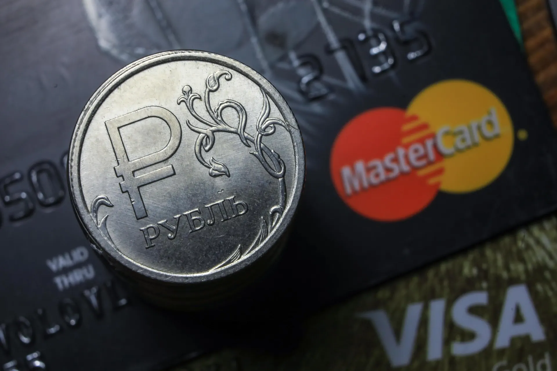 Россияне сталкиваются с задержками и отказами при оплате картами Visa и Mastercard, а также при использовании системы быстрых платежей (СБП) — ситуация охватывает всю страну.