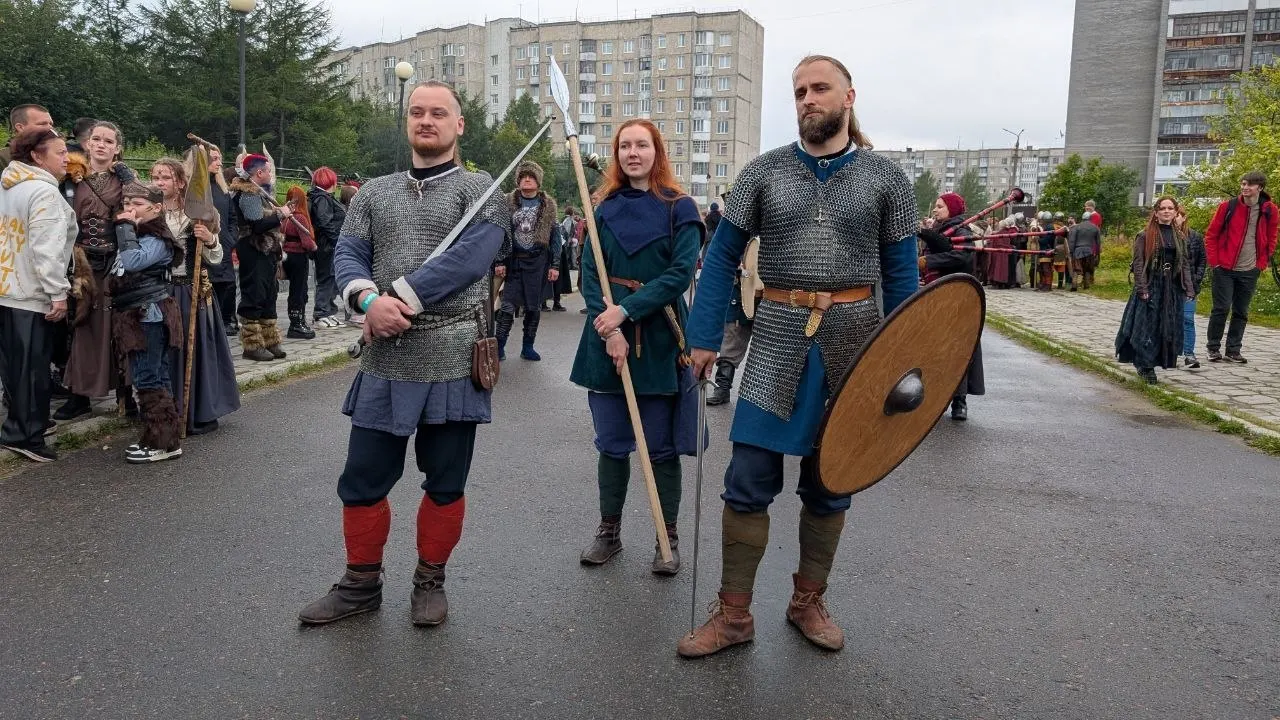 Фестиваль Имандра в Мурманской области предлагает мастер-классы, ярмарку местных мастеров и сцену под открытым небом, гости наслаждаются северной кухней и фолк-роком, завершившимся выступлениями TRITIA.