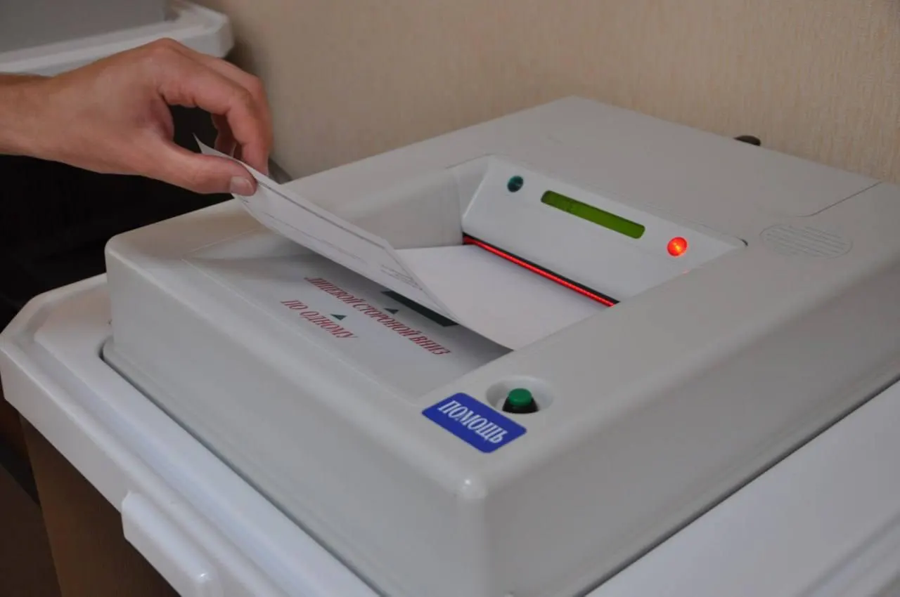 Из-за перебоев с поставками дефицит электронных комплексов обработки бюллетеней затронул как минимум 14 регионов, что может потребовать ручной подсчёт бюллетеней.