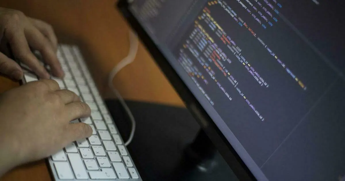 Злоумышленники убеждают учителей зарегистрироваться на платформе для ежедневного учета успеваемости и передают данные злоумышленникам через Госуслуги.