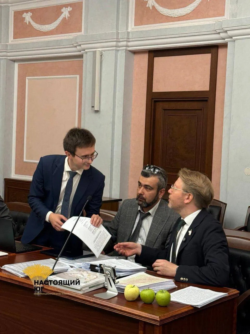 На заседании Верховного суда представитель ЦИК заявил о нарушениях «Яблока» в предвыборной агитации и в использовании цитат, включая утверждение «Пусть всегда будет солнце».