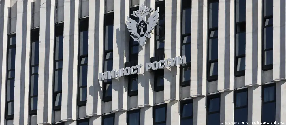 Расширение затронуло ряд международных НКО и институтов, включая Фонд защиты прав человека под руководством Юлии Навальной и исследовательские центры Восточной Европы.