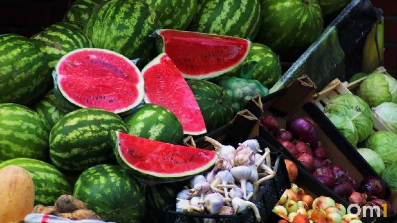 Разрезанные арбузы и дыни представляют риск для здоровья: в местах повреждений быстро размножаются микроорганизмы. Покупайте бахчевые только в сертифицированных торговых точках.