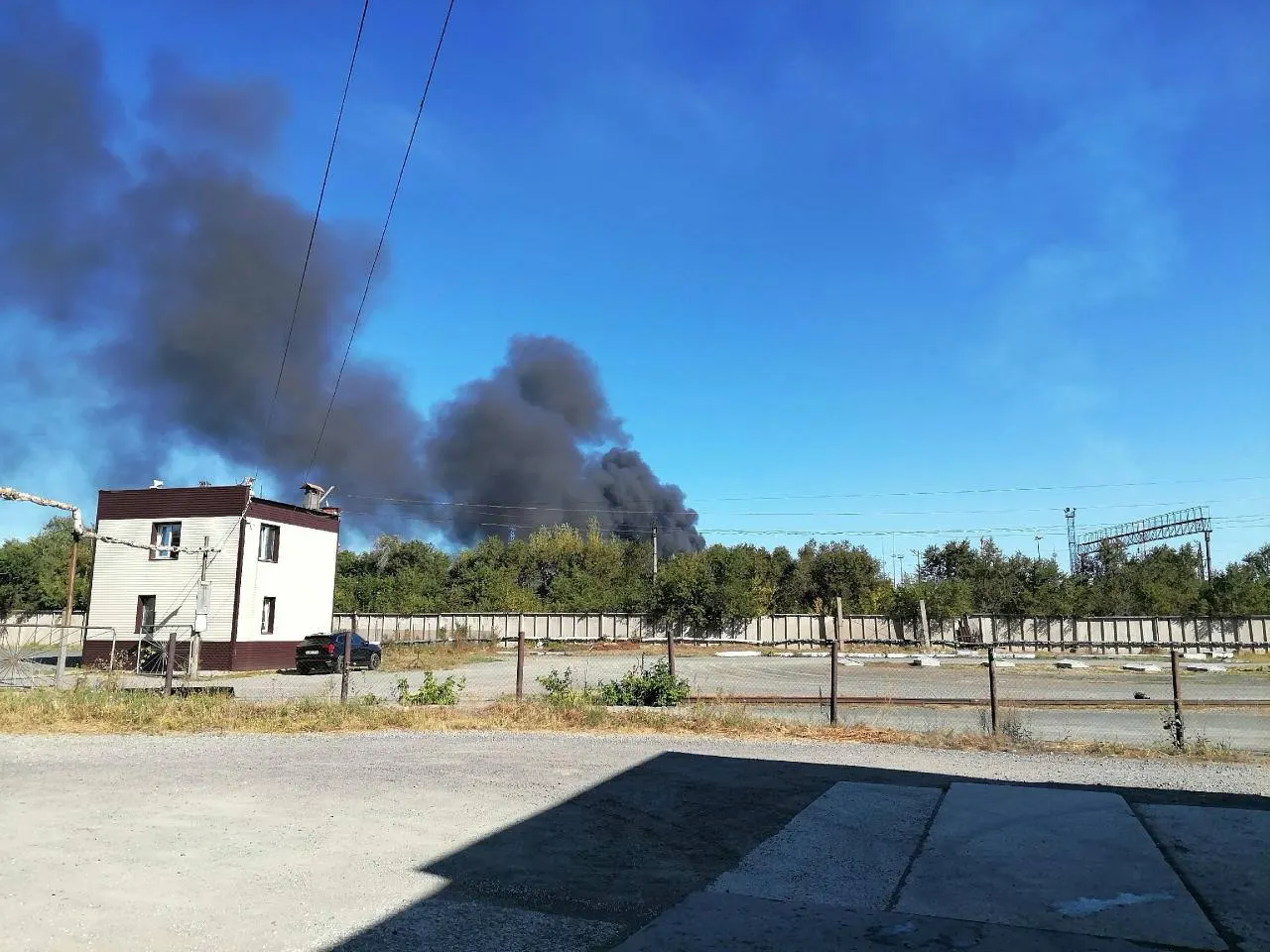 В регионе введён режим тревоги после Drone-инцидента; населению рекомендуют укрываться, возможны перебои в мобильной связи. Орский НПЗ стал целью атаки, ситуация уточняется.