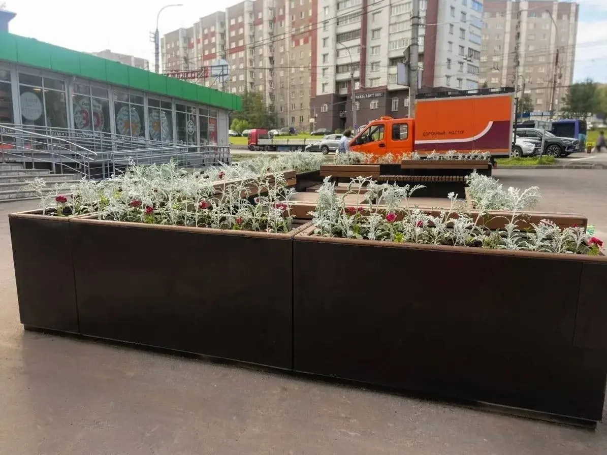 На проспектах Героев-Североморцев и Кольский открылись новые зоны отдыха, сообщает мэрия.
