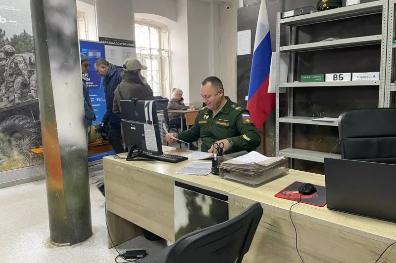 Официальные лица заявляют об отсутствии подготовки к мобилизации; эксперты считают, что тема используется для психологического давления на общество.
