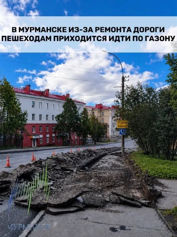 Из-за ремонта бордюрного камня на улице Карла Маркса пешеходам приходится обходить перекрытую часть дороги по газону, что может вызвать заторы на ближайшем перекрёстке.