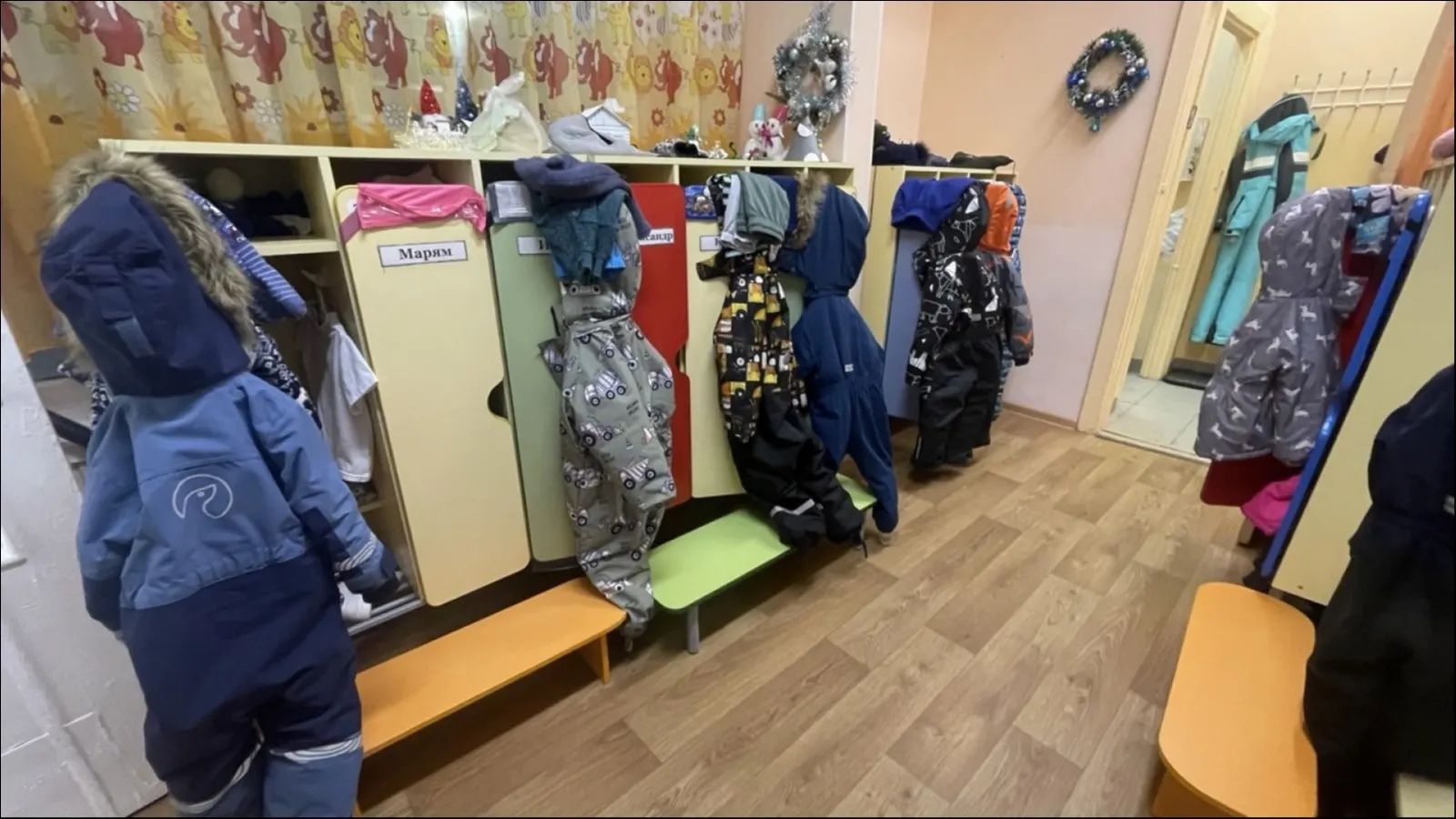 Жителей Мурманска беспокоит ситуация в детских садах: медсестры отказываются проводить инъекции и измерение сахара у детей с диабетом, что вынуждает родителей ежедневно тратить время на уход за малышами.