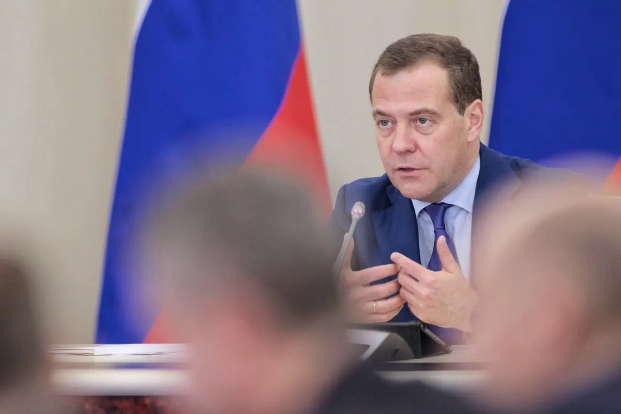 По словам Медведева, завершение или приостановка СВО не означают конца противостояния: идеологическая конфронтация продолжится на новых условиях, а вопросы воспитания остаются актуальными как внутри страны, так и на международной арене.