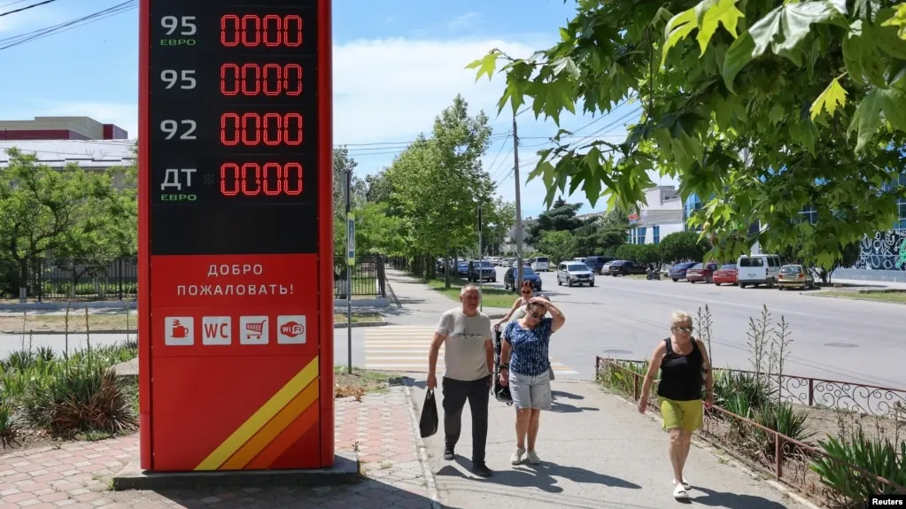 В Геленджике и близлежащих населённых пунктах бензин исчез на большинстве заправок; очереди растянуты на сотни машин на фоне перебоев в поставках топлива.
