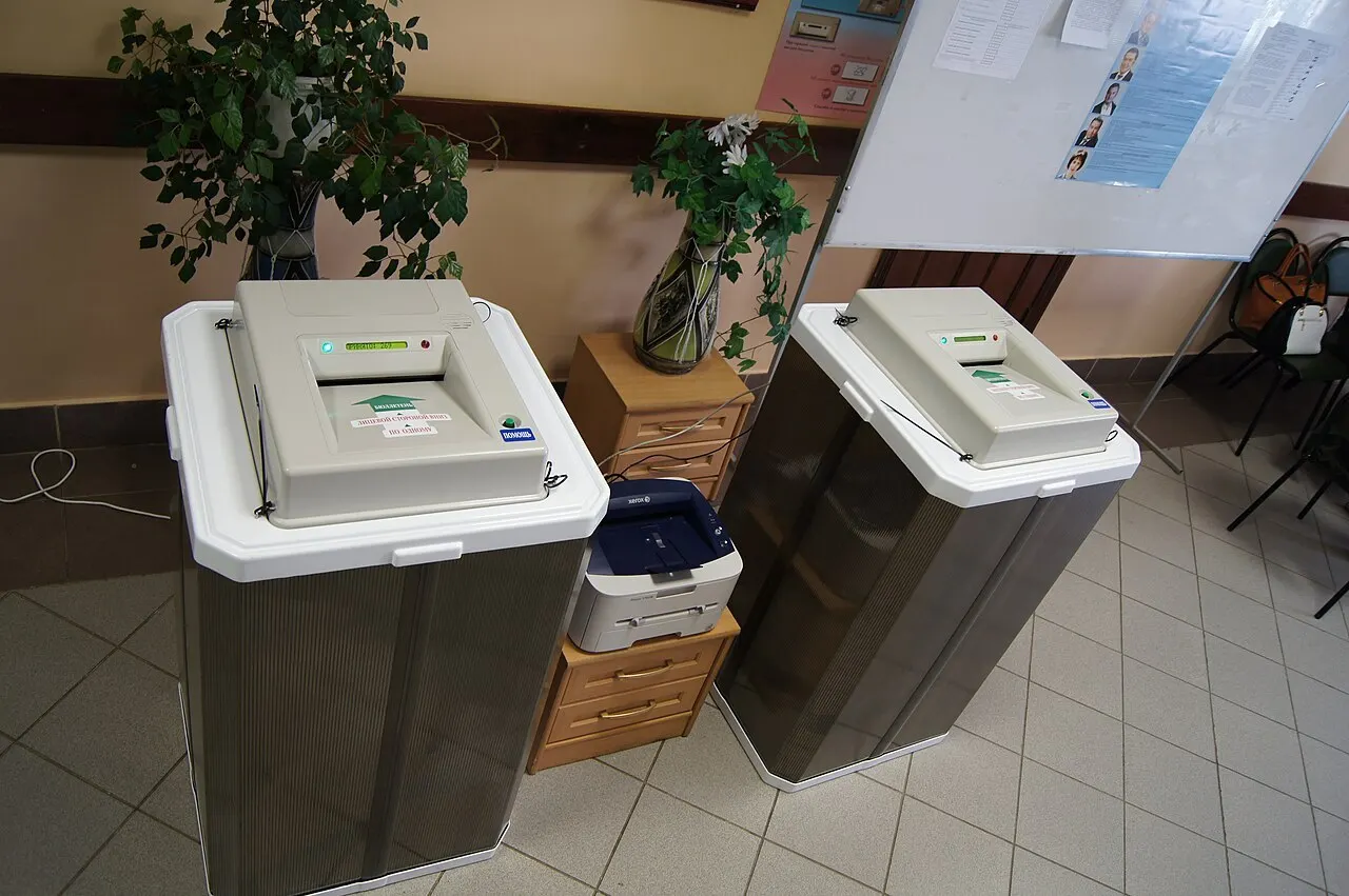 Екатеринбург отменил применение комплексов обработки бюллетеней из‑за санкций; новые поставки затруднены, старые аппараты уже выработали ресурс.