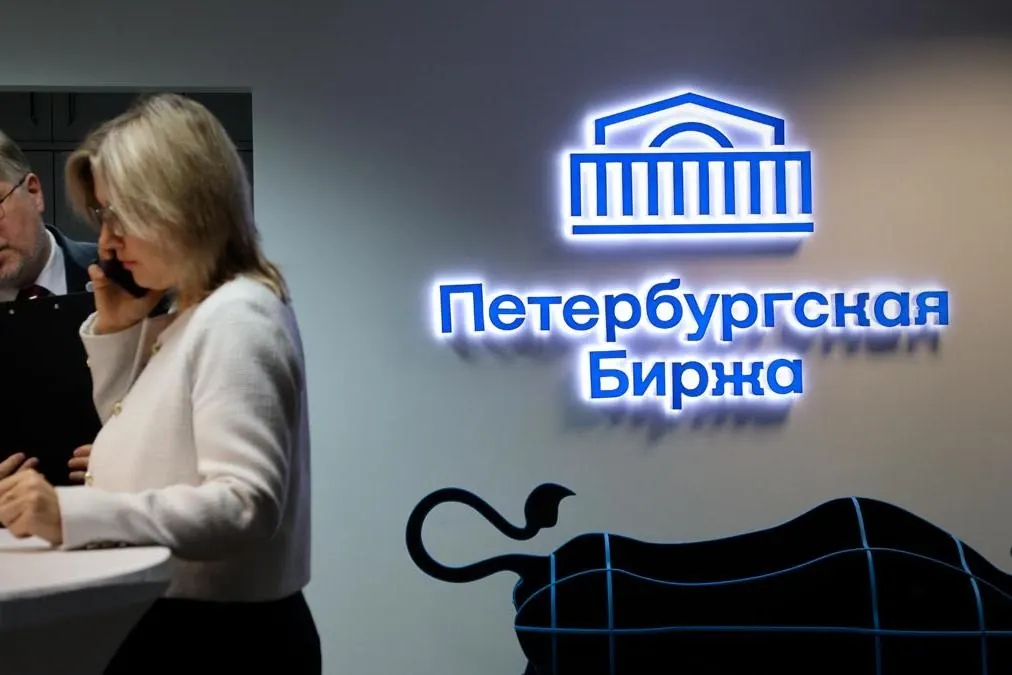 Правительство приняло решение вернуть продажу бензина классов Евро-2–Евро-4; регионам предстоит адаптироваться к новому режиму регулирования и возможным ограничениям.