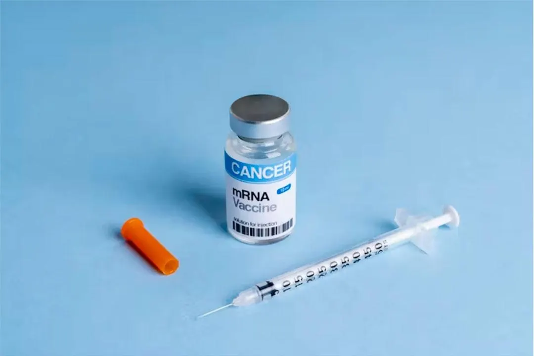 Компании Moderna и Merck опубликовали данные о персонализированных мРНК‑вакцинах против меланомы; рынок отреагировал ростом акций, а власти расширяют перечень высокотехнологичных методов лечения.