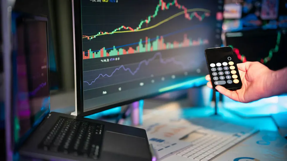 Эксперты предупреждают о возможности блокировок USDT и зависимости от эмитента, в то время как банки развивают собственные цифровые платежные решения.