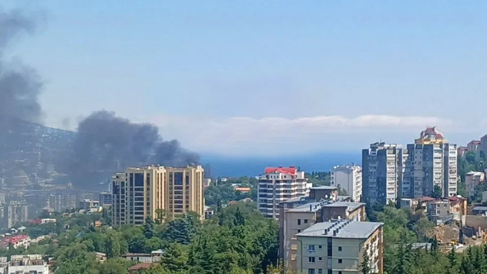 7 августа побережье Ялты подверглось атакам беспилотников, пожар произошёл в заведении возле набережной, рядом с Hungry Bird. Городской район оцеплён, власти призывают к безопасности.