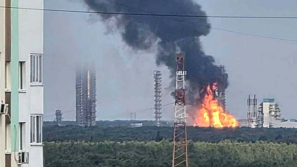Завод «Запсибнефтехим» в Тюменской области остановил производство после атаки беспилотников. По данным отрасли, предприятие выпускает значительную часть полимеров и СУГ в России, и часть сотрудников переведена на простой.