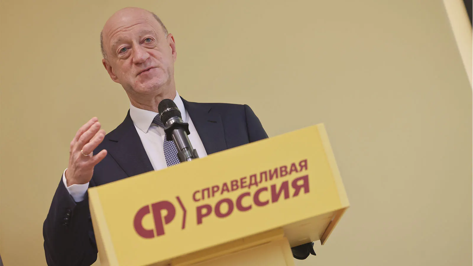 В партии обсуждают кадровые перестановки после неожиданной травмы лидера. Рассматриваются кандидатуры на пост лидера и новые роли в структуре перед предстоящими выборами.