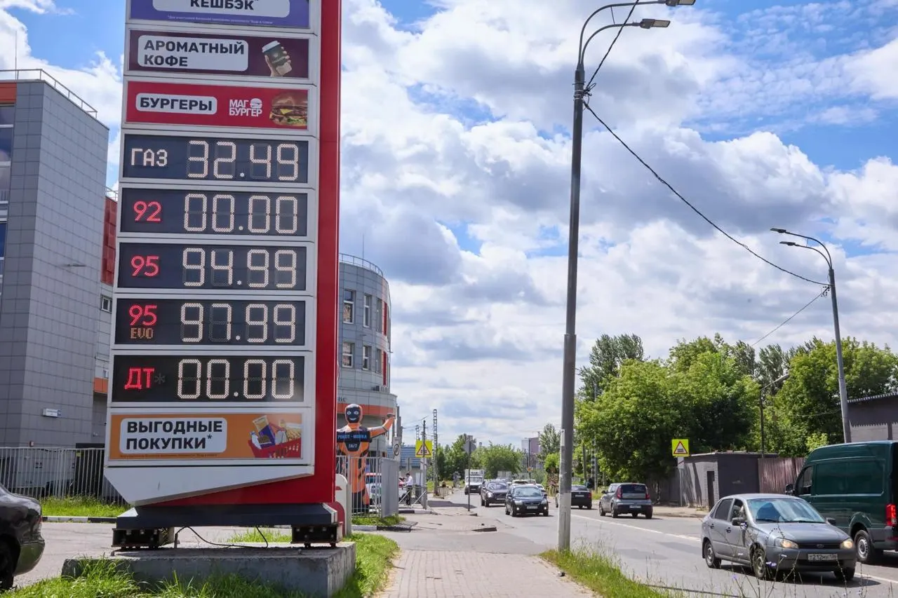 ФАС завела дела и предупреждения против продавцов топлива по России на фоне роста цен, с примерами в Калмыкии и других регионах.