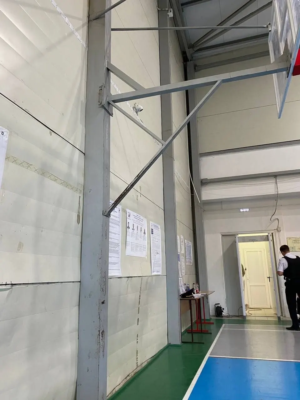 Во второй день трёхдневного голосования независимые наблюдатели сообщают о нарушениях процедур и ограничении их работы на участках в нескольких регионах.