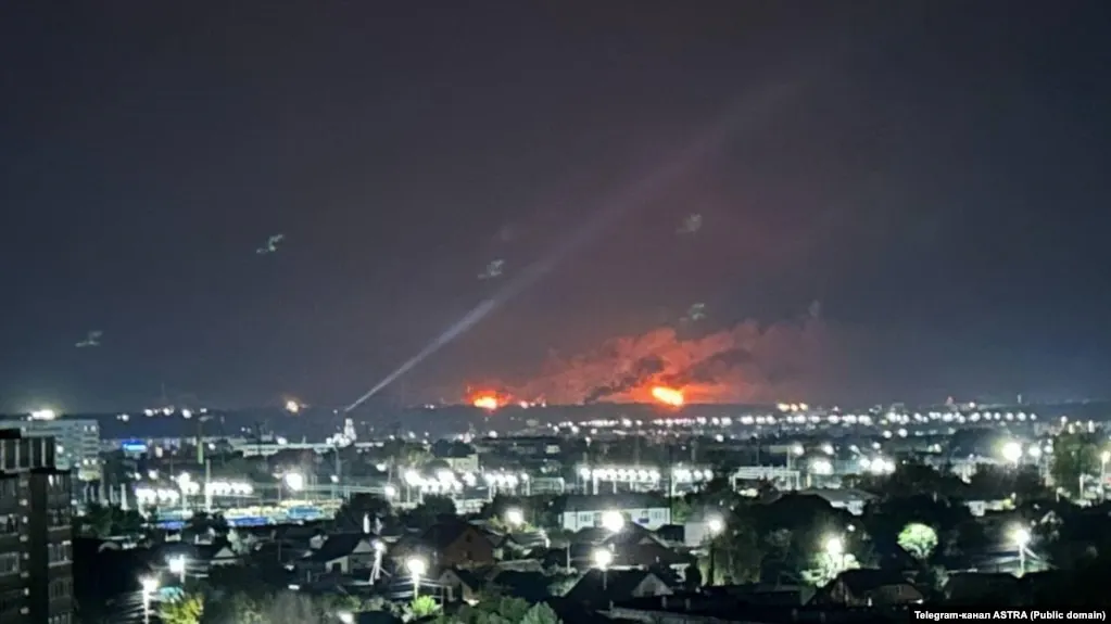 После атак беспилотников крупнейшие НПЗ в Сызрани и Саратове временно прекратили переработку; приведены мощности предприятий и выпущенная продукция за 2024 год.