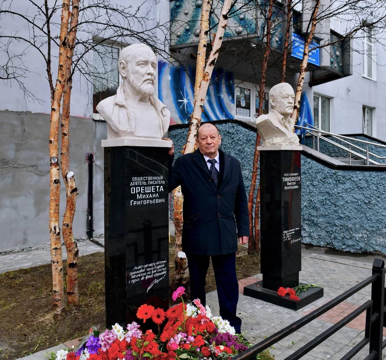 Городской совет Мурманска присвоил звания двум деятелям культуры — скульптору Александру Арсентьеву и директору Мурманского театра кукол Евгению Суханову.