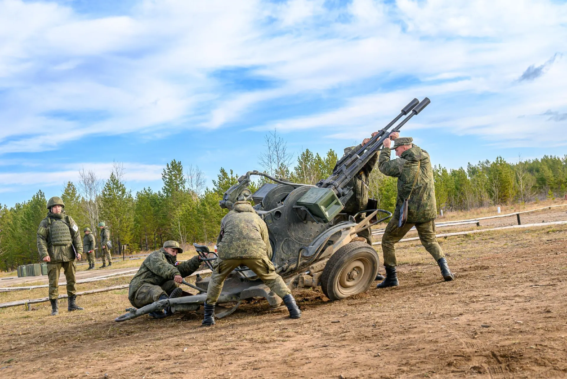 Президент подписал указ о росте численности военнослужащих на 15,5 тысячи человек.