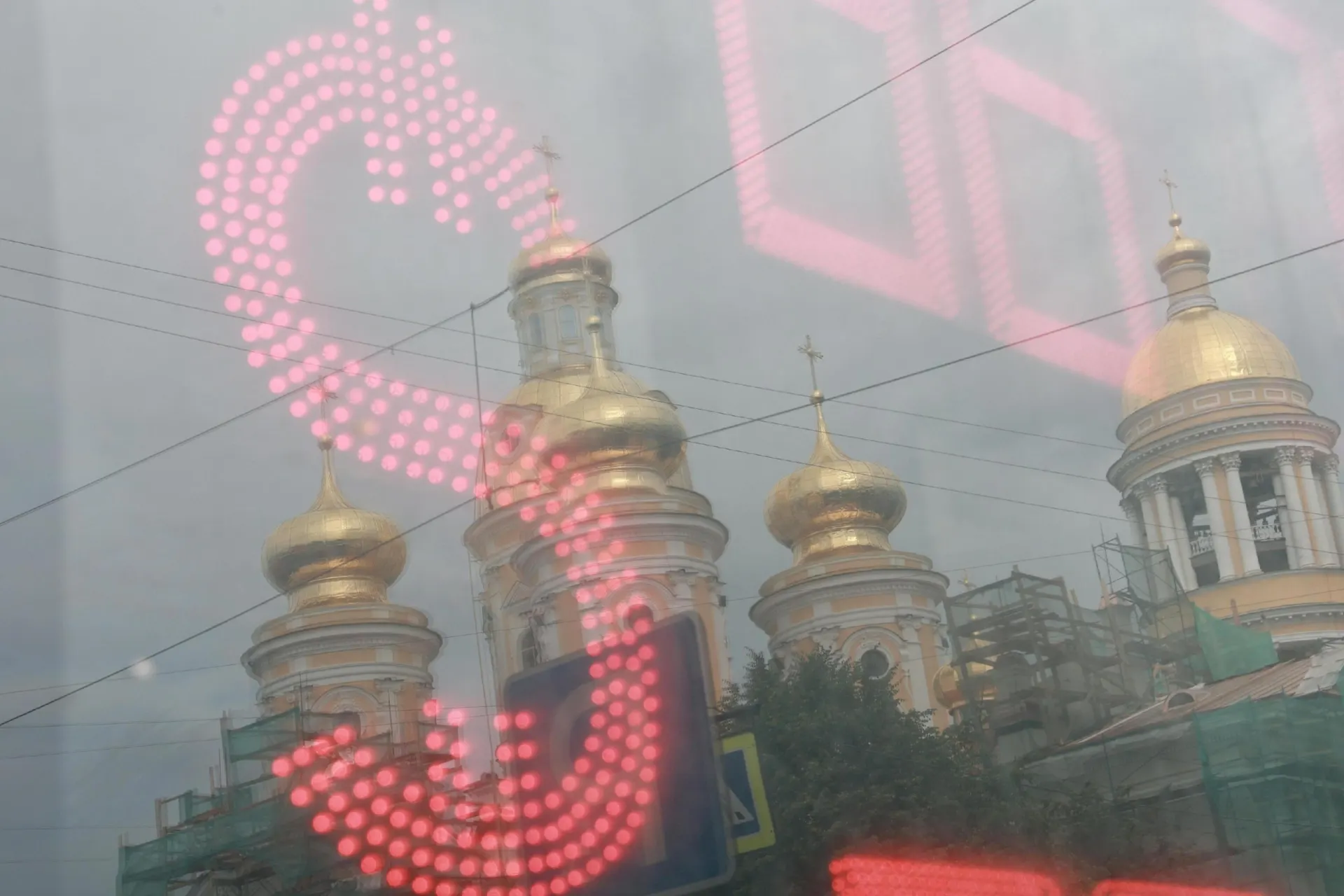За лето рубль ослаб к доллару примерно на 25%, эксперты обсуждают дальнейшую траекторию курса и возможные последствия.