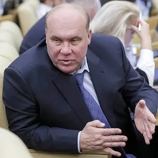 Предложение учредить памятную дату — последнее воскресенье марта — выдвинул депутат, напомнив, что речь идет не о званиях, а о людях, обеспечивших победу и защитивших интересы страны на полях СВО.