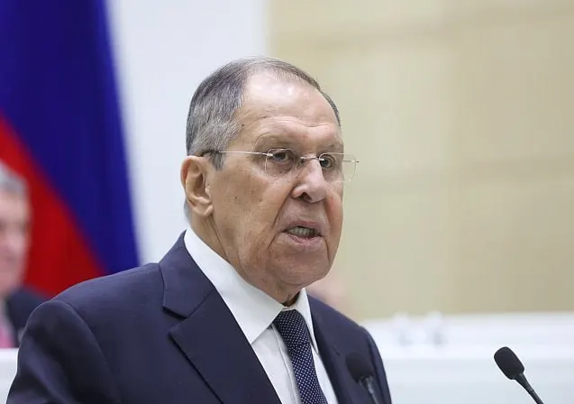После инцидента с беспилотником в Лейпциге Германия закрыла генконсульство в Бонне и Русский дом в Берлине; Москва считает такие шаги признаком эскалации и непонимания истории.